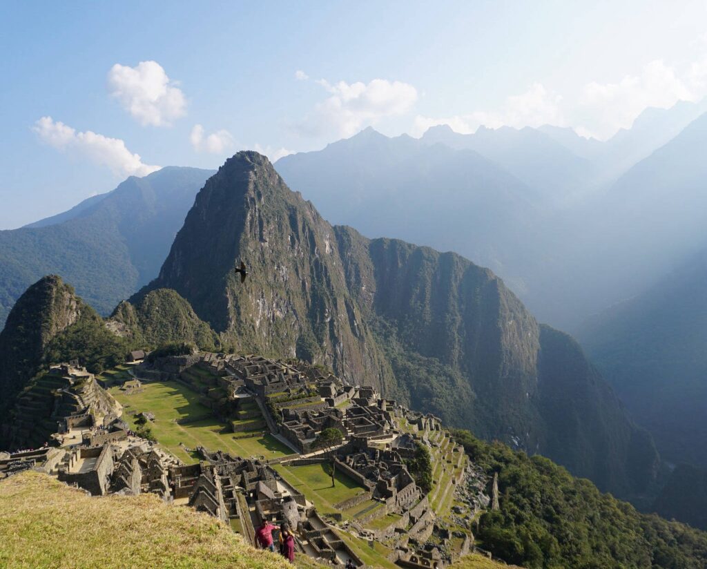 Pour certains d’entre vous, ce sera la fin de votre séjour, ce lieu énigmatique vous impressionnera. C’est fabuleux...Le génie et l'audace de cette citée perdue, est envoutante. Son écosystème, sa topographie, son architecture, son crapahutage le rende unique…Une des sept merveilles du monde moderne.