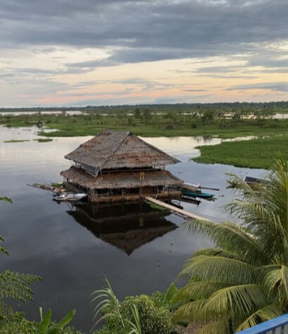 A l’embouchure du fleuve Amazone, la ville n'est accessible que par avion ou bateau. C’est une atmosphère incroyable qui vous embaume dès la descente de l'avion. La horde de moto-taxi, l’odeur du charbon, l’humidité, le sable blanc, le visage des gens. C'est un autre Pérou, aux parfums de l’Asie. Vous vous croyez sur une autre planète, avec les hydravions, les portes containers, les pirogues, les villes flottantes, les pétroliers qui transportent le pétrole brut. Et là, au milieu des nuisances et de la croissance humaine, on vous plongera au cœur du poumon du monde à la rencontre des peuples natifs, des végétaux, des cultes, de la faune extraordinaire. Vous allez vous sentir aventurier, anthropologue, chercheur d’or, herboriste, vous allez vivre une expérience hors du commun.
