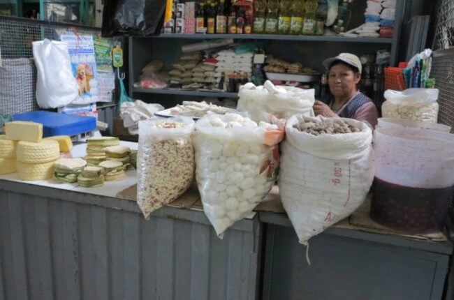 Nous rencontrerons des personnes atypiques, qui à l'échelle locale, régionale ou nationale font du Pérou, une des cinq meilleure destination culinaire mondiale...